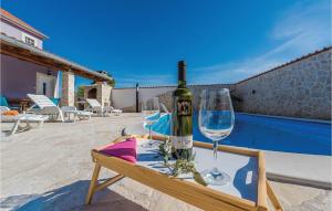 Bazén v ubytování Two-Bedroom Holiday Home In Privlaka-Sabunike nebo v jeho okolí + 37 fotografií