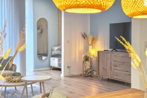 ein Wohnzimmer mit Fernseher und Tisch in der Unterkunft Business Apartments Erfurt - Parkplatz - WLAN - Nähe Klinikum zentral in Erfurt