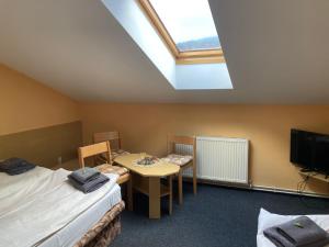 Ένα ή περισσότερα κρεβάτια σε δωμάτιο στο NEZNAŠOVY*** Restaurant-Penzion