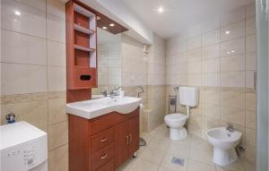 Kúpeľňa v ubytovaní 5 Bedroom Stunning Home In Crikvenica