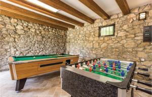 Biliár nebo kulečník v ubytování Beautiful Home In Perusic With Wifi + 37 fotografií