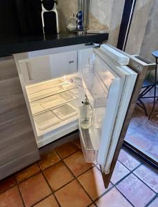 アルルにあるStudio Vernonのキッチンにあるドアが開いたままの空の冷蔵庫