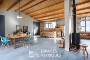 Bilde i galleriet til Loft réhabilité dans une ancienne menuiserie à 1km de la plage i Le Bois-Plage-en-Ré