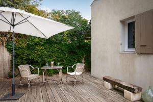 En balkong eller terrasse på Loft réhabilité dans une ancienne menuiserie à 1km de la plage