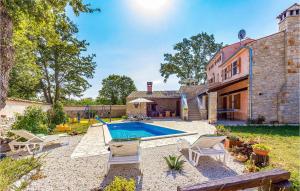 Bazén v ubytovaní Holiday Home Boduleri Cr alebo v jeho blízkosti