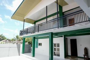 Rõdu või terrass majutusasutuses V Star CALAPAN - HOURLY! DAILY! WEEKLY! MONTHLY! BAGO! MALINIS! MAY PARKING!