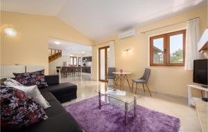 salon z kanapą i stołem w obiekcie Three-Bedroom Holiday Home In Kmacici w mieście Kučići