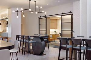 Restaurace v ubytování Delta Hotels Calgary Airport In-Terminal