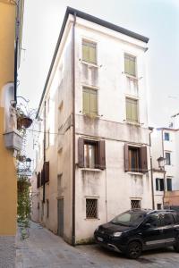 a black car parked in front of a building at Risi & Bisi - il nostro rifugio in Chioggia