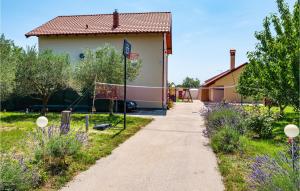 Zahrada ubytování Five-Bedroom Holiday Home In Suhovare