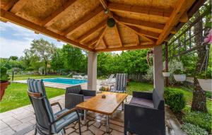 Bazén v ubytování Three-Bedroom Holiday Home In Neoric nebo v jeho okolí