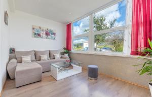 Posezení v ubytování Three-Bedroom Holiday Home In Neoric