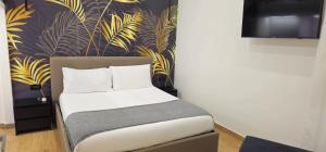 Un pat sau paturi într-o cameră la Palmhouse salerno con jacuzzi