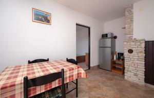 Kuchyň nebo kuchyňský kout v ubytování 1 Bedroom Cozy Apartment In Liznjan