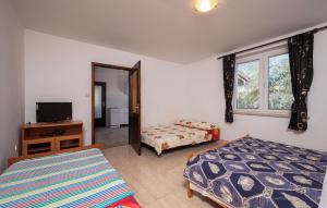 Postel nebo postele na pokoji v ubytování 1 Bedroom Cozy Apartment In Liznjan