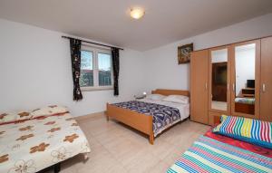 Postel nebo postele na pokoji v ubytování 1 Bedroom Cozy Apartment In Liznjan