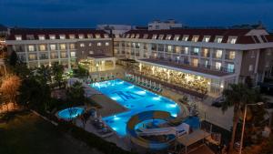 Bazén v ubytování White Lilyum Hotel - All Inclusive nebo v jeho okolí