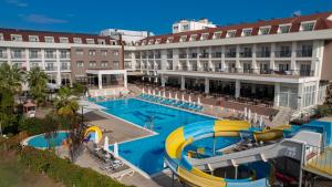 Bazén v ubytování White Lilyum Hotel - All Inclusive nebo v jeho okolí