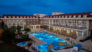 Bazén v ubytování White Lilyum Hotel - All Inclusive nebo v jeho okolí