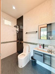 ein Badezimmer mit Toilette und Waschbecken in der Unterkunft Anny poolvilla 5 bedroom ATV free in Ban Lum Phli