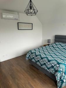 sypialnia z łóżkiem z czarno-białym kocem w obiekcie Vaste appartement avec parking gratuit, borne dispo et espace de travail w mieście Illkirch-Graffenstaden