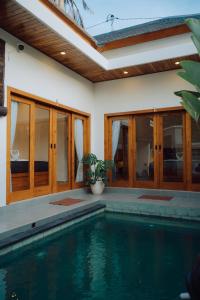 Kolam renang di atau dekat dengan Villa Kamini Lovina - Private Villa