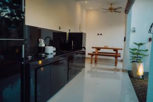 Dapur atau dapur kecil di Villa Kamini Lovina - Private Villa