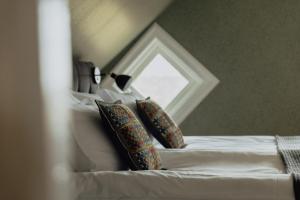 Postel nebo postele na pokoji v ubytování Trakt Forest Hotell Hotellstugor