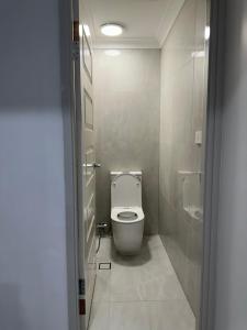 Koupelna v ubytování Spacious, cosy and affordable room if no one book in the other 2 room you will stay by yourself in the whole house