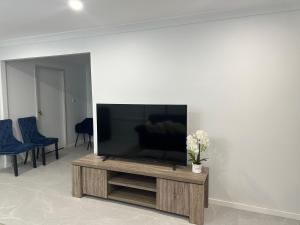 TV a/nebo společenská místnost v ubytování Spacious, cosy and affordable room if no one book in the other 2 room you will stay by yourself in the whole house