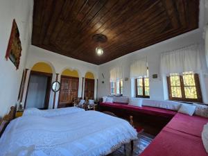 Giường trong phòng chung tại Traditional GuestHouse Permet