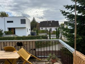 a patio with a wooden table and chairs on a balcony at 3 Zimmer, 100 m2, Nähe Europa-Park in Hohberg