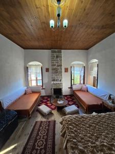 Giường trong phòng chung tại Traditional GuestHouse Permet