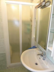 ビビオーネにあるDe La Mariute - Appartamentiの洗面台とシャワー付きのバスルーム