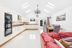 塞尔布里奇Celbridge House的配有沙发和桌子的厨房和客厅