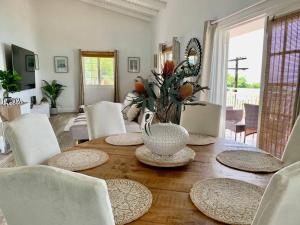 Posezení v ubytování Stunning 3 bed Villa balcony and sea view