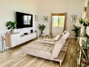 TV a/nebo společenská místnost v ubytování Stunning 3 bed Villa balcony and sea view