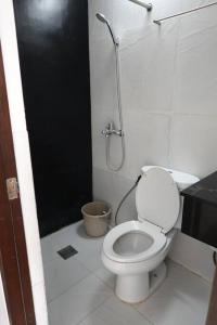 Un baño con inodoro y ducha en Cityscape Hotel - Studio Unit, en Mandaue 2 fotos más