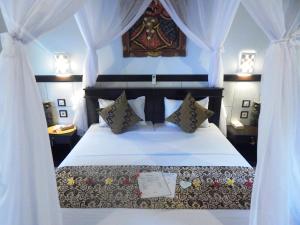 Postel nebo postele na pokoji v ubytování Putu Guest House Pemuteran