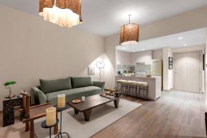 Гостиная зона в Vintage 2BR Apartment - Yas Island