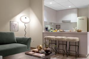 Кухня или мини-кухня в Vintage 2BR Apartment - Yas Island
 +21 фотография