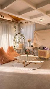 ein Wohnzimmer mit einem Tisch und einem Sofa in der Unterkunft 3min from Metro - Lodging with roof terrace - Convenient transport - CVS downstairs - Hot places nearby in Seoul