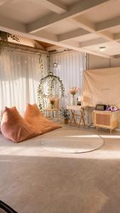 ein Zimmer mit einem Bett und Kissen darauf in der Unterkunft 3min from Metro - Lodging with roof terrace - Convenient transport - CVS downstairs - Hot places nearby in Seoul