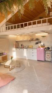 ein Wohnzimmer mit Tisch und Küche in der Unterkunft 3min from Metro - Lodging with roof terrace - Convenient transport - CVS downstairs - Hot places nearby in Seoul