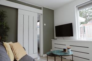 TV a/nebo společenská místnost v ubytování Charley's Beachhouse