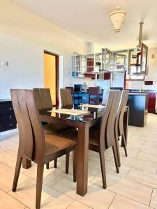 Una mesa de comedor y sillas en una cocina. en BeachFront 2 bedroom Apartment with WiFi&Netflix, en Ukunda