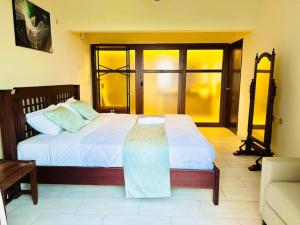 Un dormitorio con una cama y un sofá y una ventana. en BeachFront 2 bedroom Apartment with WiFi&Netflix, en Ukunda 15 fotos más