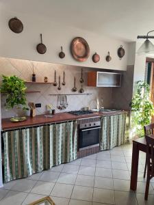 a kitchen with a stove and a counter top at Chianti Roses Monteriggioni in Monteriggioni