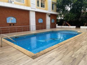 een zwembad voor een huis bij Kamisama Boutique Stay in Vagator +8 foto's