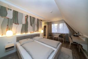 Postel nebo postele na pokoji v ubytování Hotel Gasthaus zur Linde